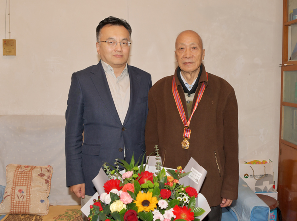副书记吕卫东为我校参加抗美援朝出国作战的老战士代表孙廷相颁发纪念章--支勇平摄影.JPG
