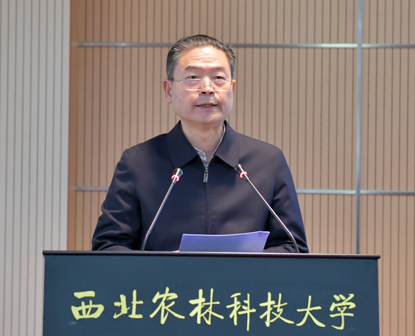 2校党委书记李兴旺主持会议并讲话--支勇平摄影.JPG