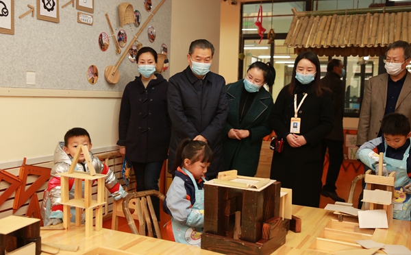 3李兴旺书记在镇巴县恒大幼儿园调研_副本.jpg
