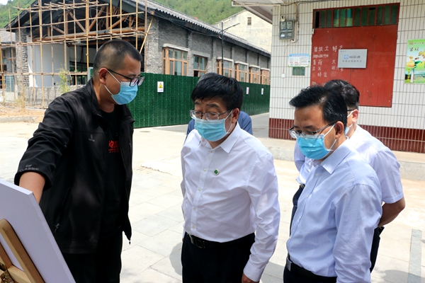 1吴普特一行在校友尹鹏先陪同下考察火烧店镇未来乡村建设_副本.jpg